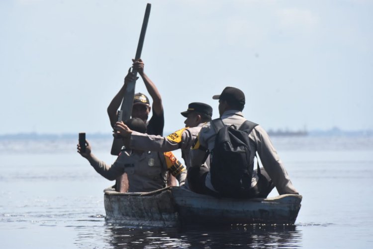 Kapolsek Bukit Batu Rifendi Naiki Sampan Sisir Wilayah Pesisir Bukit Batu Laut, Sampaikan Pesan Damai dan Cooling System Pemilu 2024