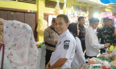 Pantau Harga Sembako, Asisten II Bidang Ekonomi dan Disperindagsar Rohil Sidak ke Pasar Datuk Rubiah