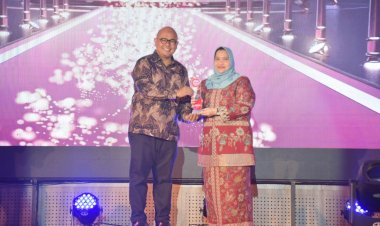 Bupati Kasmarni Terima Penghargaan Cakaplah Award Kategori Kepala Daerah Penggerak Pembangunan Desa