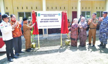 Ratakan Pembangunan Pendidikan, Bupati Bengkalis Resmikan SMPN 4 Rupat Utara