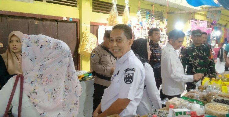 Pantau Harga Sembako, Asisten II Bidang Ekonomi dan Disperindagsar Rohil Sidak ke Pasar Datuk Rubiah