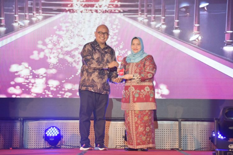 Bupati Kasmarni Terima Penghargaan Cakaplah Award Kategori Kepala Daerah Penggerak Pembangunan Desa
