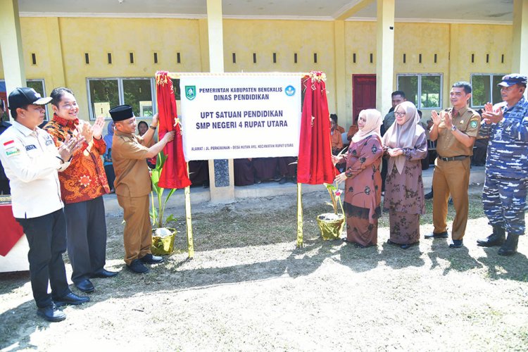 Ratakan Pembangunan Pendidikan, Bupati Bengkalis Resmikan SMPN 4 Rupat Utara