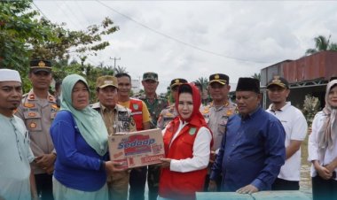 Diserahkan Bupati Rohul Sukiman, Warga Terdampak Banjir di Bonai Darussalam Terima Bantuan