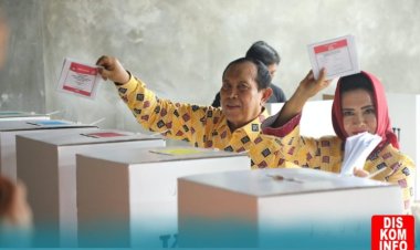 Pemilu 2024, Bupati Rohul Sukiman dan Istri Nyoblos di TPS 20 Desa Pematang Berangan