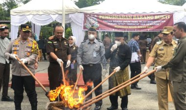 Bupati H Sukiman Hadiri Pemusnahan Barang Bukti dari 79 Perkara Tindak Pidana Umum Berkekuatan Hukum Tetap