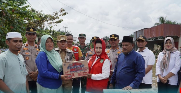 Diserahkan Bupati Rohul Sukiman, Warga Terdampak Banjir di Bonai Darussalam Terima Bantuan