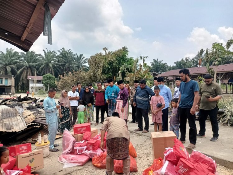 Wabup Rohul Salurkan Bantuan Kepada Korban Kebakaran Rumah di Desa Tambusai Timur