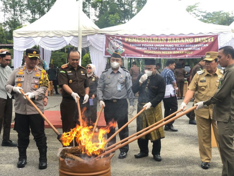 Bupati H Sukiman Hadiri Pemusnahan Barang Bukti dari 79 Perkara Tindak Pidana Umum Berkekuatan Hukum Tetap
