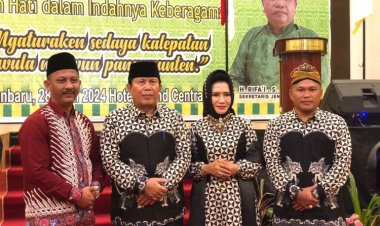 Bupati Rohul Sukiman Halal Bin Halal dengan Ratusan Anggota Ikatan Keluarga Jawa Riau