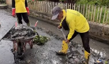 Tim Pasukan Kuning Dinas PUPR Pekanbaru Normalisasi Drainase Jalan Pepaya untuk Cegah Banjir Saat Hujan