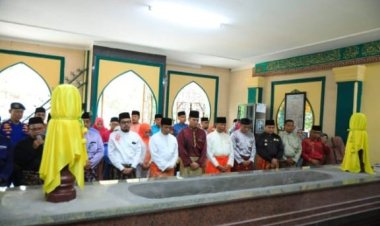 Pimpinan DPRD Pekanbaru Ikuti Pawai dan Ziarah ke Makam Marhum Pekan di Komplek Masjid Raya Senapelan