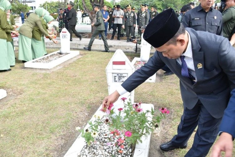 Ketua DPRD Pekanbaru Hadiri Ziarah Nasional Sempena HUT ke-79 TNI di TMP Kusuma Dharma