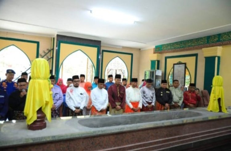 Pimpinan DPRD Pekanbaru Ikuti Pawai dan Ziarah ke Makam Marhum Pekan di Komplek Masjid Raya Senapelan