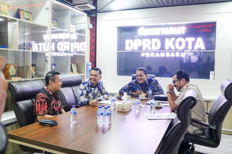 Pj Walikota Risnandar Mahiwa Sambangi DPRD Kota Pekanbaru