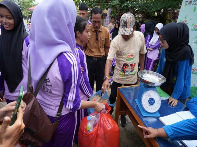 Gencarkan Program Bank Sampah, DLH Kampar Turun ke SMAN 1 Bangkinang Timbang Sampah Siswa