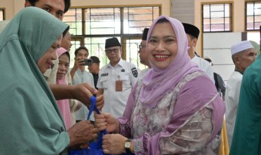 Safari Ramadan di Siak Kecil, Kasmarni Serahkan Bantuan untuk Rumah Ibadah Hingga Dhuafa