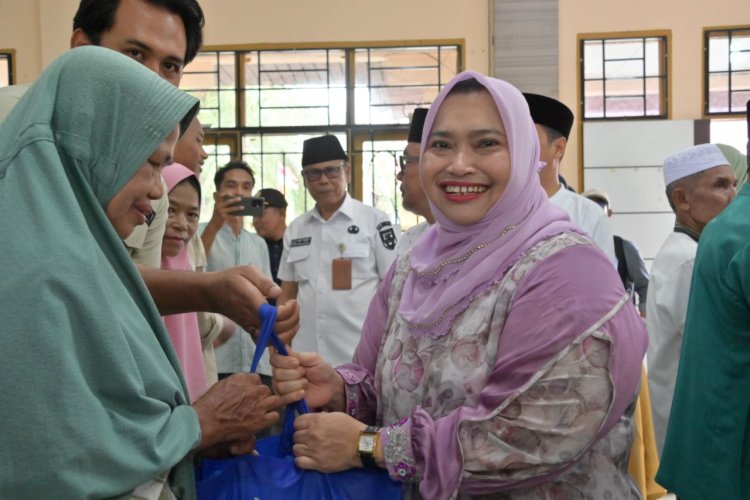 Safari Ramadan di Siak Kecil, Kasmarni Serahkan Bantuan untuk Rumah Ibadah Hingga Dhuafa