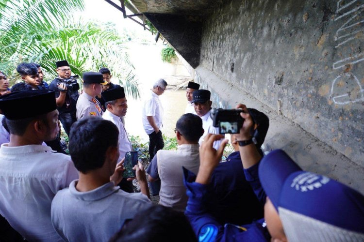 Bupati Rohul Anton Dampingi Gubernur Riau Tinjau Jembatan Sungai Rokan