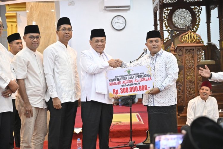 Safari Ramadhan Perdana, Bupati dan Wakil Bupati Rohil Serahkan Bantuan Rp 300 Juta