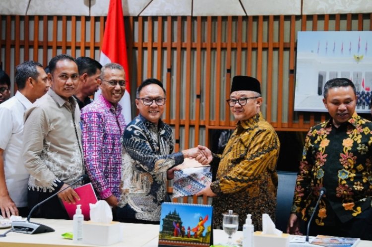 Bupati Bengkalis Serahkan Dokumen Usulan Peningkatan Pendidikan kepada Mendikdasmen