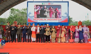 Tegaskan Semangat Persatuan dan Kesatuan, Wakil Wali Kota Dumai dan Istri Pakai Pakaian Adat Minang