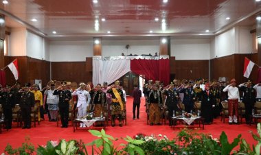 Ikuti Upacara Peringatan Detik-Detik Proklamasi, Wali Kota Dumai H Paisal dan Istri Pakai Pakaian Adat Melayu