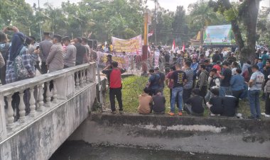Aksi Demo di DPRD Riau, Mahasiswa dan Masyarakat Tuntut Pembentukan Pansus Defisit