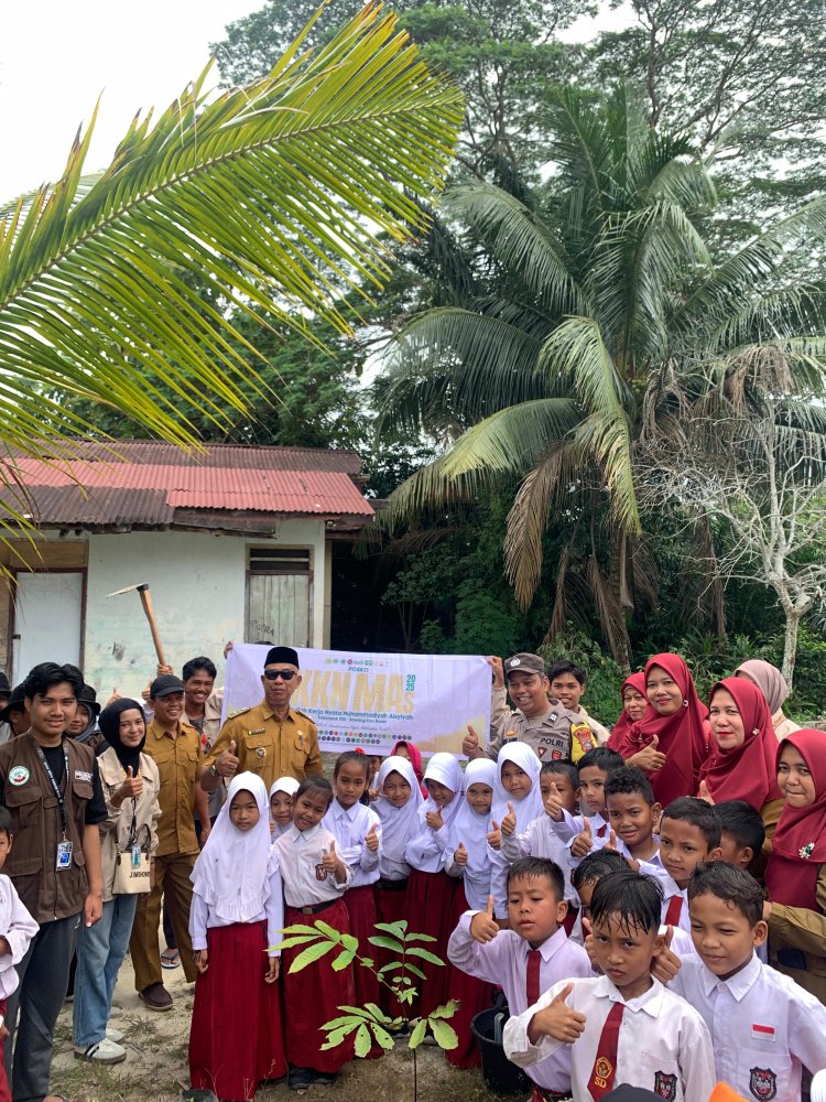 Kolaborasi Mahasiswa KKN-MAs Kelompok 100 UMRI dan Masyarakat Tanam Matoa di Desa Rawang Kao Barat