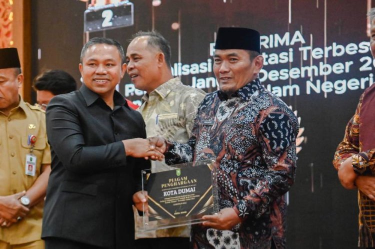 Pemko Dumai Raih Penghargaan Daerah Penyumbang Realisasi Investasi Terbesar Terbaik III di Riau Tahun 2024