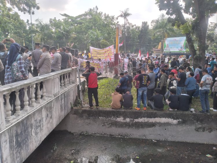 Aksi Demo di DPRD Riau, Mahasiswa dan Masyarakat Tuntut Pembentukan Pansus Defisit