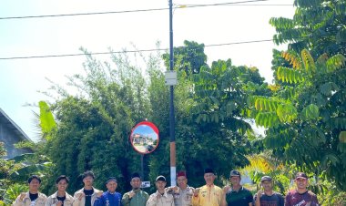 Peduli Keselamatan Pengguna Jalan Desa Rawang Kao Barat, Mahasiswa KKN-MAs Kelompok 100 UMRI Pasang Kaca Cembung