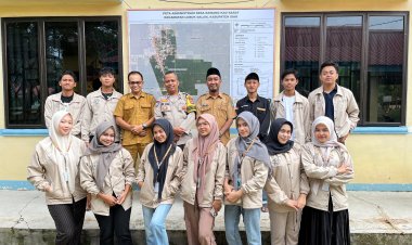 Mahasiswa KKN-MAs Kelompok 100 UMRI Pasang Peta Denah Desa Rawang Kao Barat