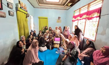 Mahasiswa KKN-MAs Kelompok 100 UMRI Ajari Warga Desa Rawang Kao Barat Bikin Teh Herbal dari Daun Kelor