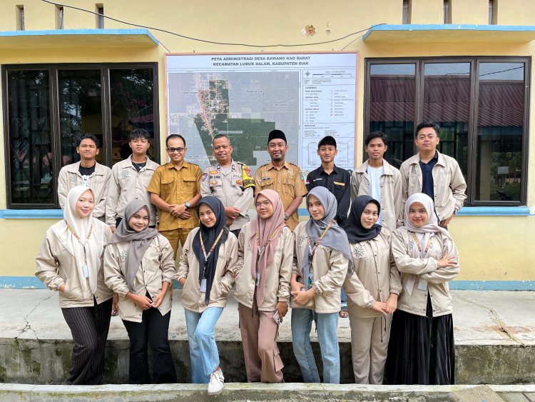 Mahasiswa KKN-MAs Kelompok 100 UMRI Pasang Peta Denah Desa Rawang Kao Barat