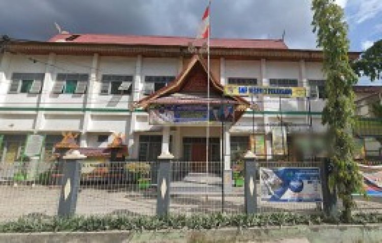 Kepala SMPN 2 Pekanbaru Bantah Siswa Beli Kursi