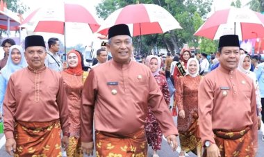 Bupati dan Wakil Bupati Rohul Ikuti Pawai Taaruf MTQ ke-43 Riau, Jalan Kaki 4 Km Bersama Peserta