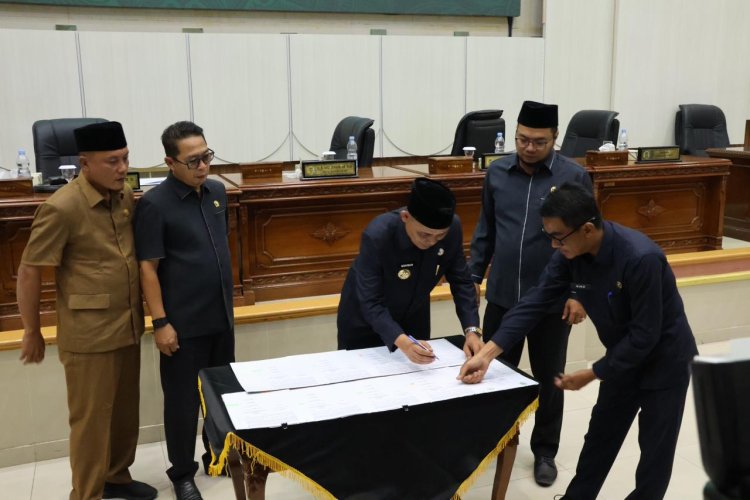 Tandatangani Kesepakatan KUA-PPAS 2026, Bupati Herman Hadiri Rapat Paripurna DPRD Inhil