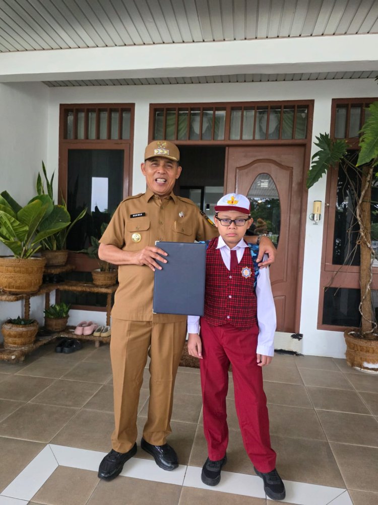 Ajak Ayah Ambil Rapor Anak ke Sekolah, Bupati Inhil Herman: Bentuk Nyata Perhatian dan Tanggungjawab Orangtua