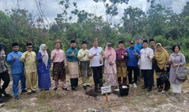 Pimpin Tanam Pohon di SMPN 44, Wawako Pekanbaru Kampanyekan Program Green City