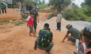 Main Kelereng Jadi Jembatan Keakraban Satgas TMMD ke-127 Kodim 0301/Pekanbaru dengan Anak-anak di Kelurahan Tuah Negeri