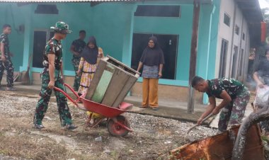 Kemanunggalan TNI dan Rakyat di Bulan Ramadhan, Satgas TMMD ke-127 Kodim 0301/Pekanbaru Bersihkan Halaman Masjid Nurul Ikhlas