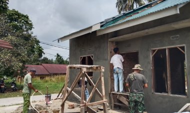 Progres Pembangunan Rumah Saudi Alfa Seri 74 Persen, Satgas TMMD Ke-127 Kodim 0301/Pekanbaru Plester Dinding