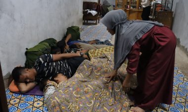 Satgas TMMD ke-127 Kodim 0301/Pekanbaru di Beristirahat di Rumah Warga Tuah Negeri, Imayenis Jadi Ibu Asuh Prajurit TNI