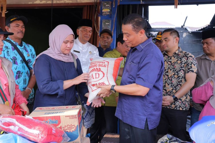 Antarkan Bantuan Sembako dan Logistik, Wawako Pekanbaru Sambangi Korban Kebakaran di Jalan Cendrawasih Sukajadi