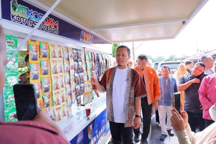 Wali Kota Pekanbaru Agung Nugroho Serahkan Belasan Gerobak Bantuan Untuk Pelaku UMKM di Tepi Sungai Siak