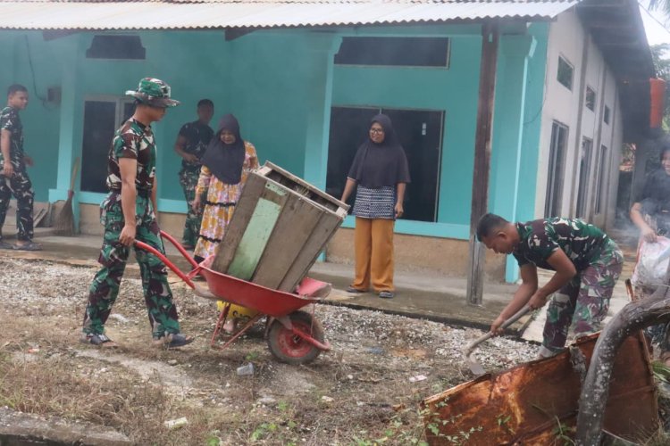 Kemanunggalan TNI dan Rakyat di Bulan Ramadhan, Satgas TMMD ke-127 Kodim 0301/Pekanbaru Bersihkan Halaman Masjid Nurul Ikhlas