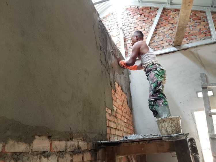 Tetes Keringat Satgas TMMD ke-127 Kodim 0301/Pekanbaru Bawa Berkah Rumah untuk Sarianis di Kelurahan Tuah Negeri