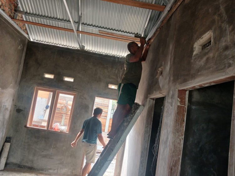 Progres Pembangunan Rumah Yudarfis 77 Persen, Satgas TMMD Ke-127 Kodim 0301/Pekanbaru Pasang Rangka Plafon
