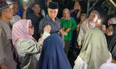 Bupati Kampar dan Wabup Prihatin Kebakaran di Desa Kumantan, Serahkan Bantuan